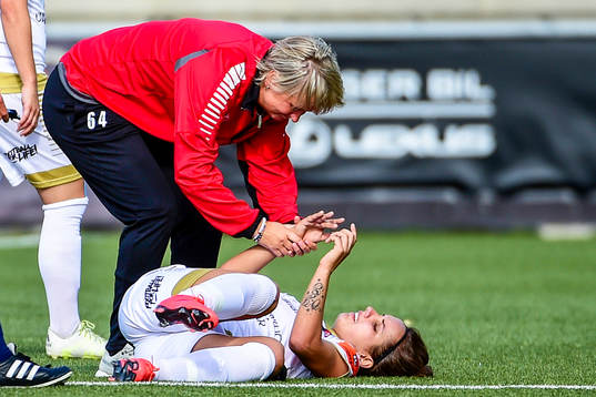 Rosengårds Elin Rubensson får hjälp av planen