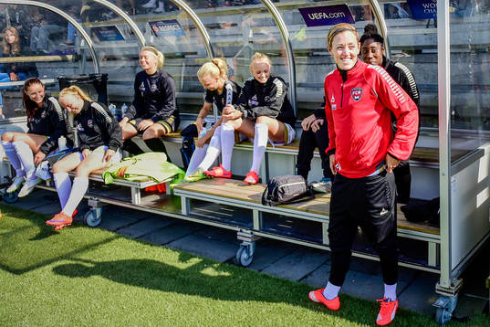 Therese Sjögran vid Rosengårds bänk
