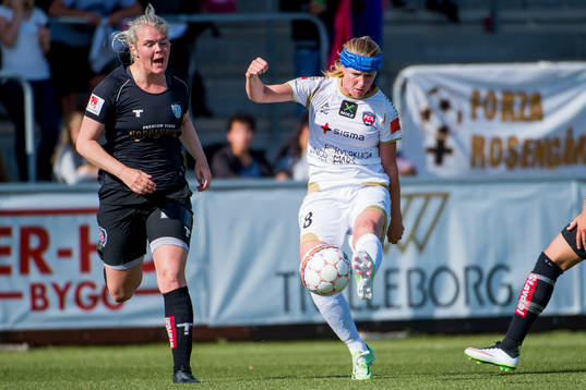 FC Rosengårds Kirsten van de Ven (th)