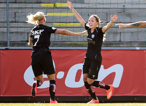 Göteborgs Adelina Engman och Elin Rubensson firar 0-1