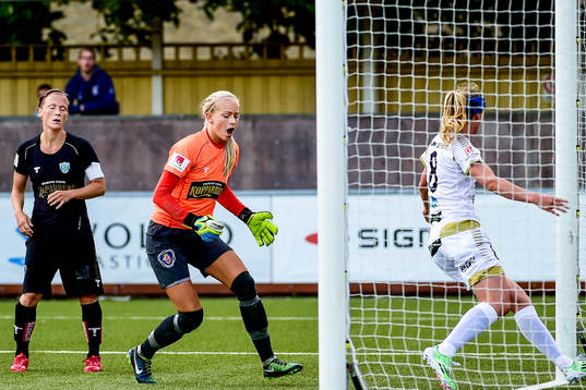 Göteborgs målvakt Fanny Lund deppar