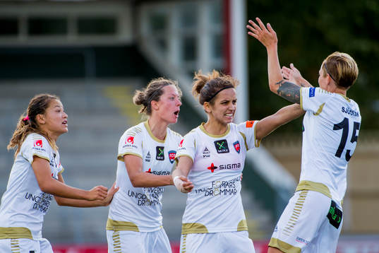 FC Rosengårds Natasa Andonova firas av Alexandra Riley,
