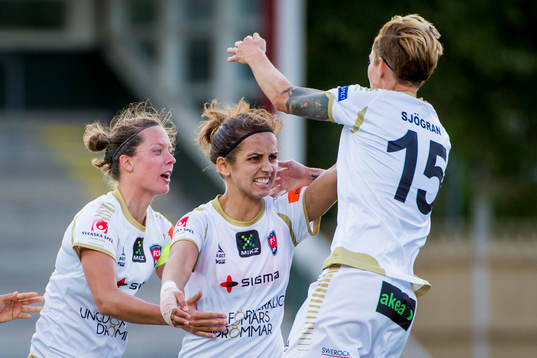 FC Rosengårds Natasa Andonova firas av Lina Nilsson och