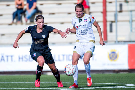 Göteborgs Sara Linden jagar FC Rosengårds Emma Berglund