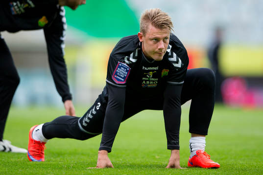 GAIS Patrik Ingelsten värmer upp innan fotbollsmatchen i