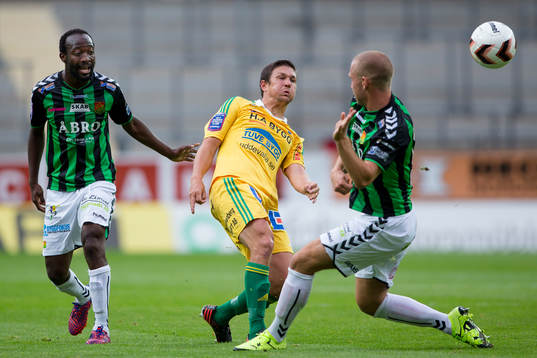 Ljungskiles Hannes Stiller vinner boll mot GAIS Reuben