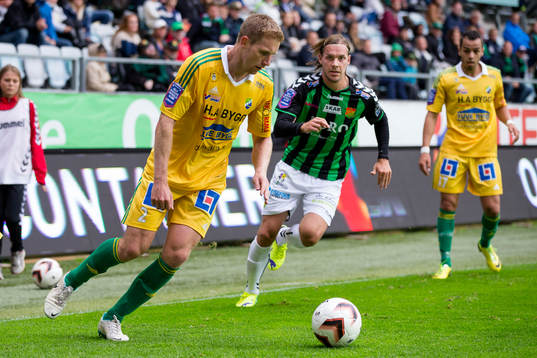 Ljungskiles Steven Old före GAIS Danny Ervik