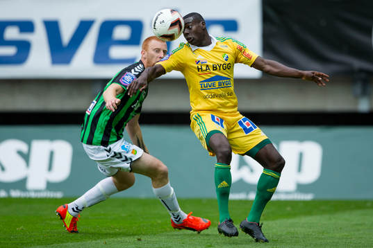 Ljungskiles Ken Sema mot GAIS Calle Svensson