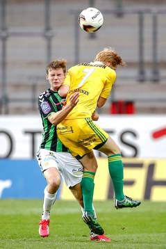 Ljungskiles Hampus Andersson  tacklar GAIS Arnar Bragi