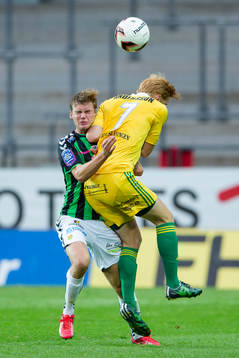 GAIS Arnar Bragi Bergsson tacklas av Ljungskiles Hampus