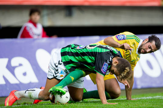 GAIS Malkolm Moenza i kamp om bollen med Ljungskiles Allan
