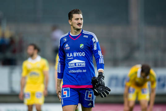Ljungskiles målvakt Ivo Vazgec lämnar planen