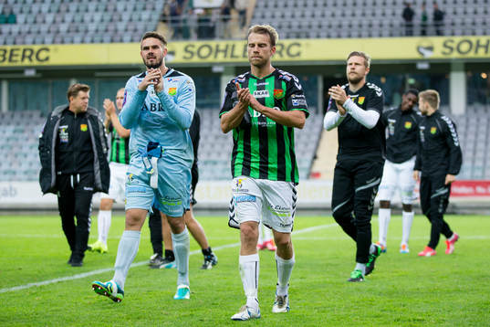 GAIS målvakt Tommi Vaiho och Joel Anell tackar publiken