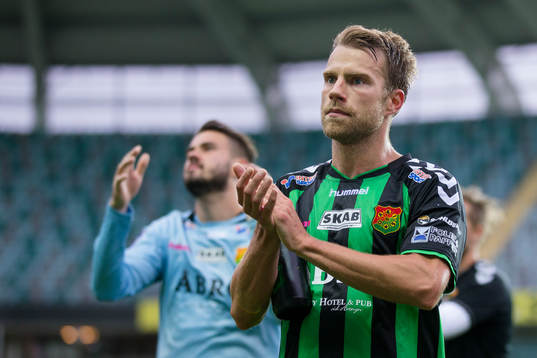 GAIS målvakt Tommi Vaiho och Joel Anell tackar publiken