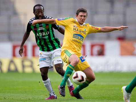 GAIS Reuben Ayarna i ryggen på Ljungskiles Hannes Stiller