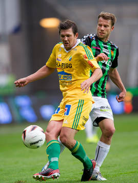 Ljungskiles Hannes Stiller håller undan för GAIS Joel