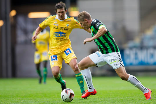 GAIS Patrik Ingelsten före Ljungskiles Hannes Stiller på