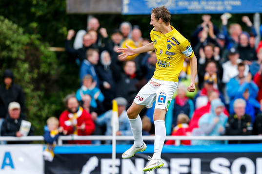 Falkenbergs Gustaf Nilsson jublar