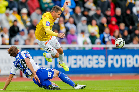 Falkenbergs Stefan Rodevåg tar sig förbi IFK Göteborgs