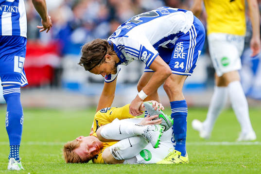 IFK Göteborgs Tom Pettersson kollar läget på Falkenbergs