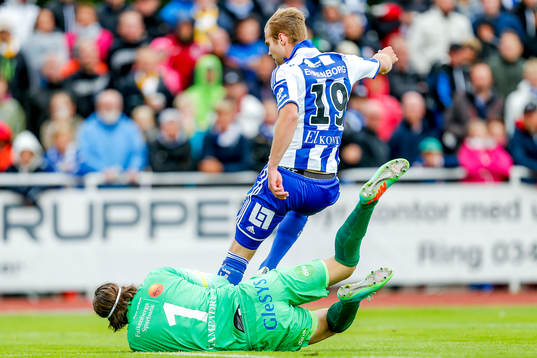 IFK Göteborgs Gustav Engvall och Falkenbergs målvakt Otto