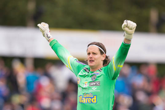 Falkenbergs Målvakt Otto Martler jublar