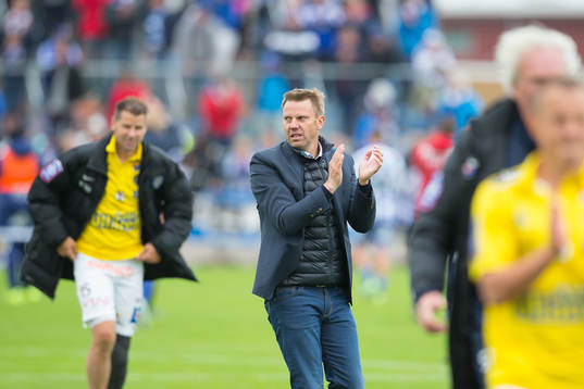Falkenbergs Tränare Hasse Eklund jublar