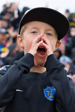 En ung Falkenbergs supporter jublar