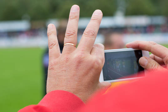 Falkenbergs media ansvarige, Magnus Wernersson fotograferar