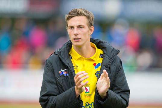 Falkenbergs Gustaf Nilsson jublar och tackar publiken