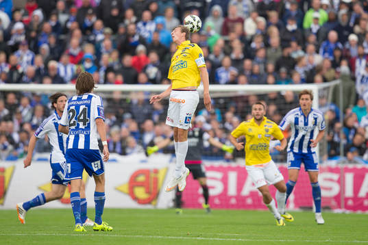 Falkenbergs Gustaf Nilsson nickar bollen långt upp i luften