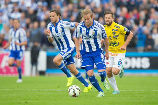 Göteborgs Gustav Engvall (med bollen)