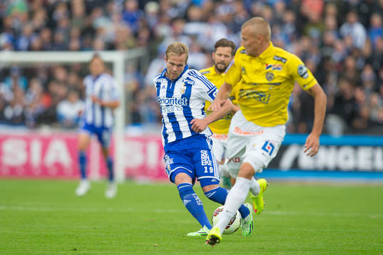 Göteborgs Gustav Engvall (med bollen)