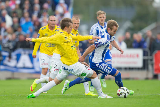 Falkenbergs Daniel Johansson (närmast till vänster) och