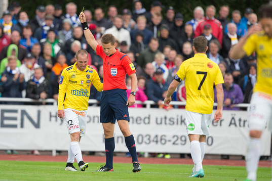 Domare Martin Strömbergsson ger Falkenbergs Christoffer