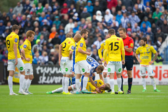 Falkenbergs Adam Eriksson ligger på marken oc Göteborgs