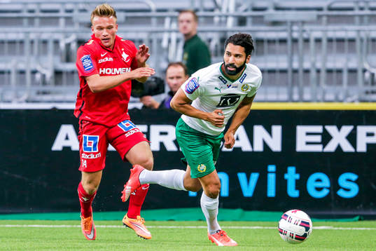 Norrköpings Nicklas Bärkroth jagar Hammarbys Stefan Batan
