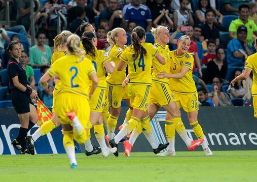 Sveriges spelare firar 1-0 av Stina Blackstenius