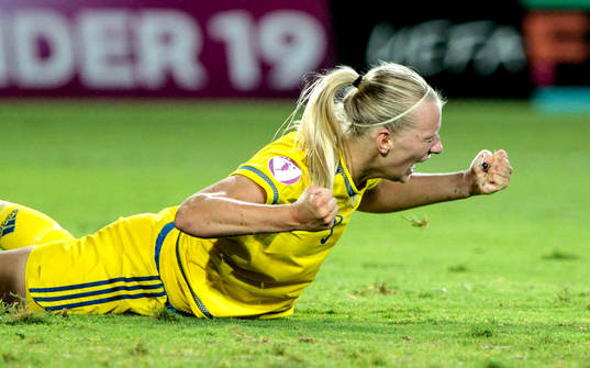 Sveriges Stina Blackstenius jublar
