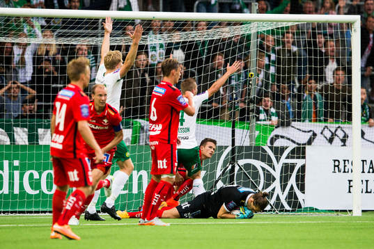 Norrköpings målvakt David Mitov Nilsson greppar bollen