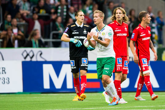 Hammarbys Erik Israelsson reagaerar på domaren