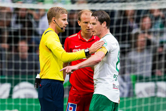 Domare Glenn Nyberg talar med Norrköpings Andreas