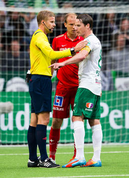 Domare Glenn Nyberg talar med Norrköpings Andreas