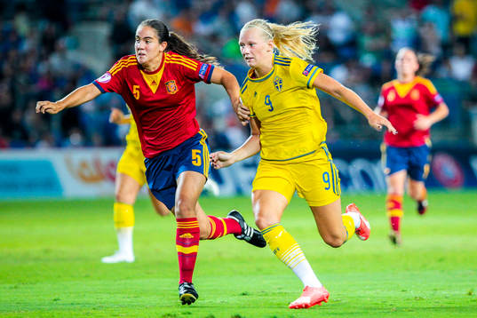 Spaniens Rocio Galvez och Sveriges Stina Blackstenius
