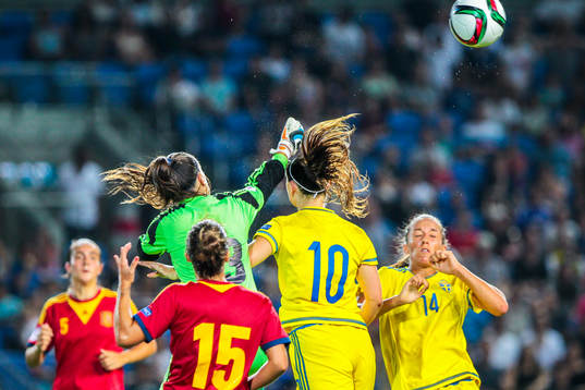 Sveriges Linda Hallin i en Luftduell med Spaniens målvakt