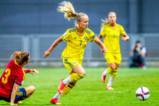 Sveriges Tove Almqvist tar sig förbi Spains Marta Turmo