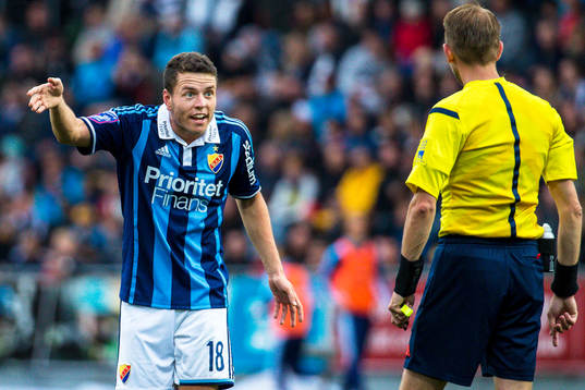 Djurgårdens Kerim Mrabti i samtal med domaren