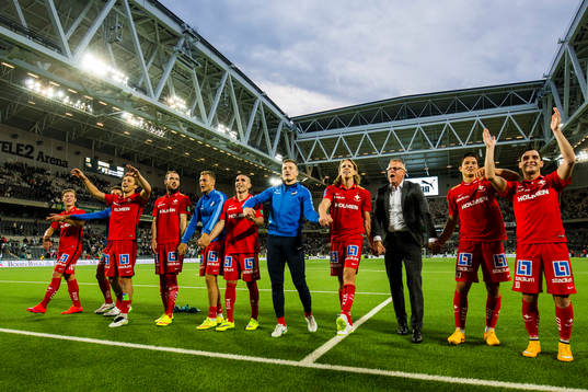 Norrköpings spelare jublar och tackar publiken