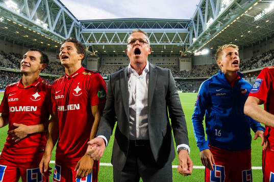 Norrköpings tränare Jan Andersson jublar och tackar