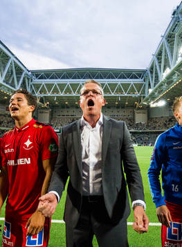 Norrköpings tränare Jan Andersson jublar och tackar